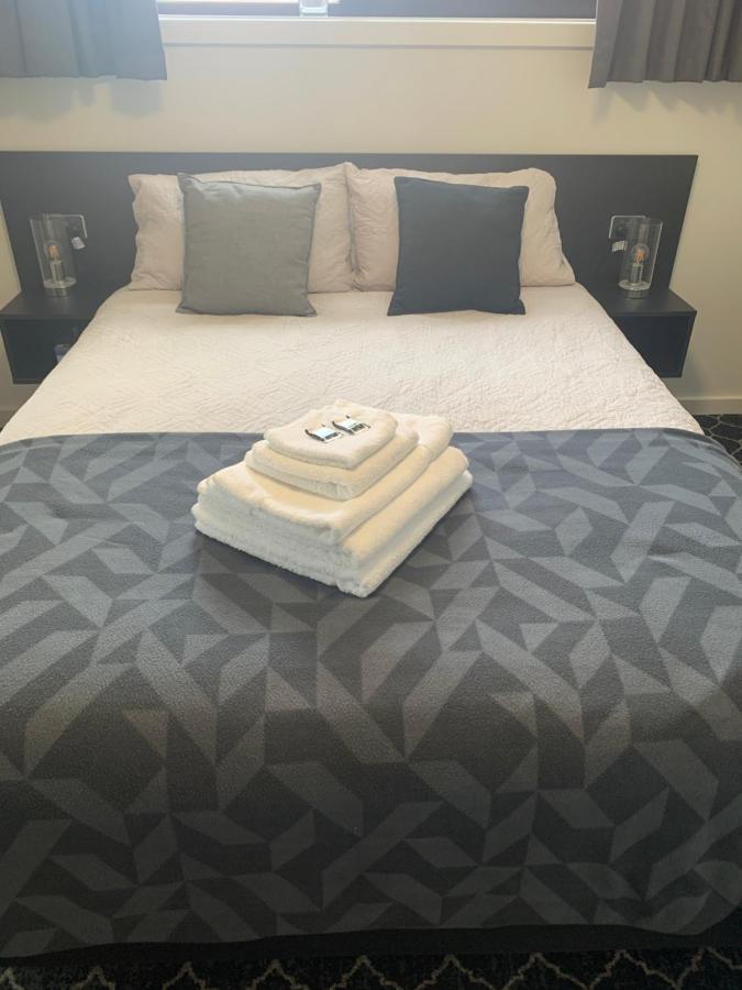 Queens Arms Hotel Longford ภายนอก รูปภาพ