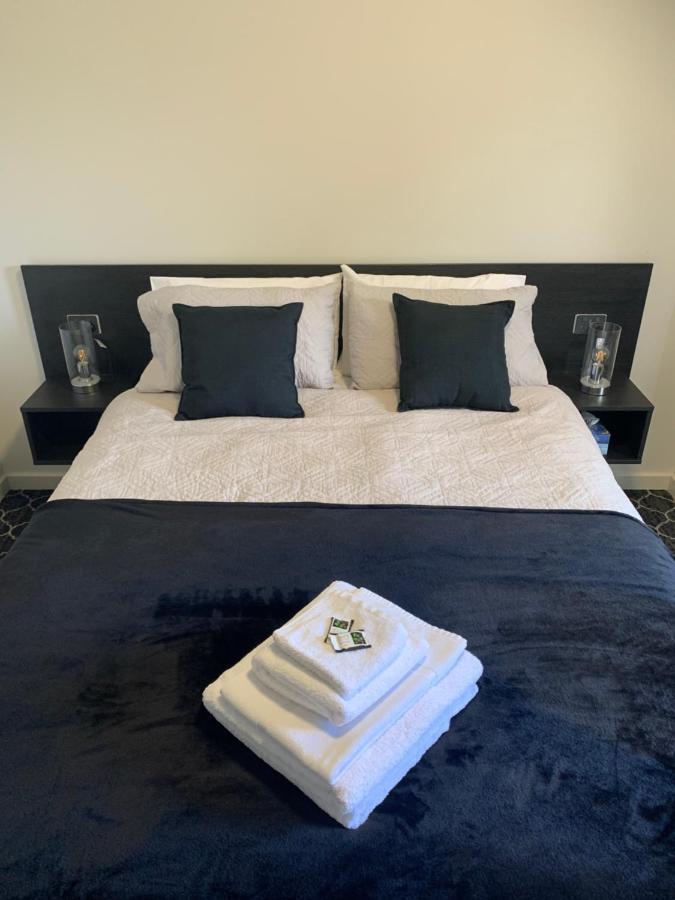 Queens Arms Hotel Longford ภายนอก รูปภาพ