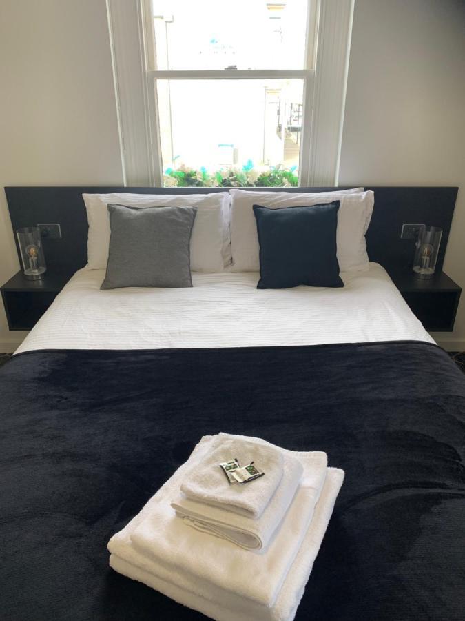 Queens Arms Hotel Longford ภายนอก รูปภาพ